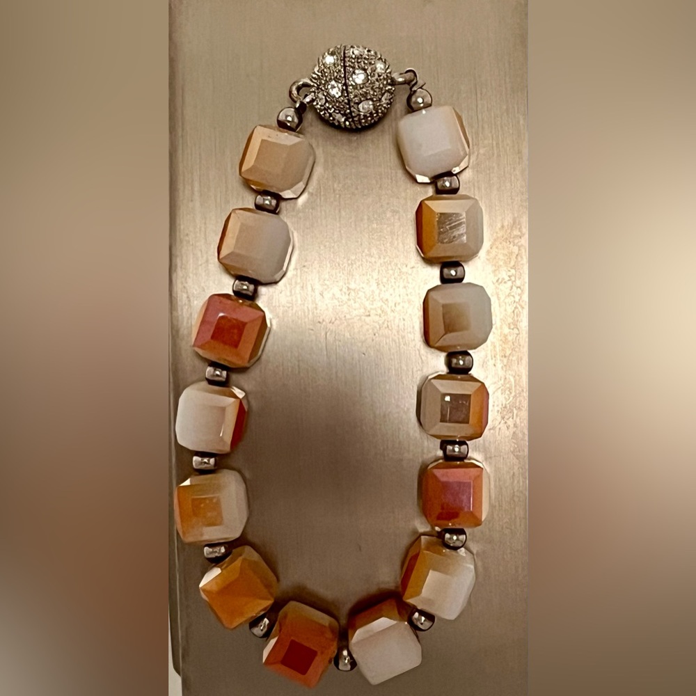 Elegant Faceted Bead Bracelet with Decorative Magnetic Clasp
